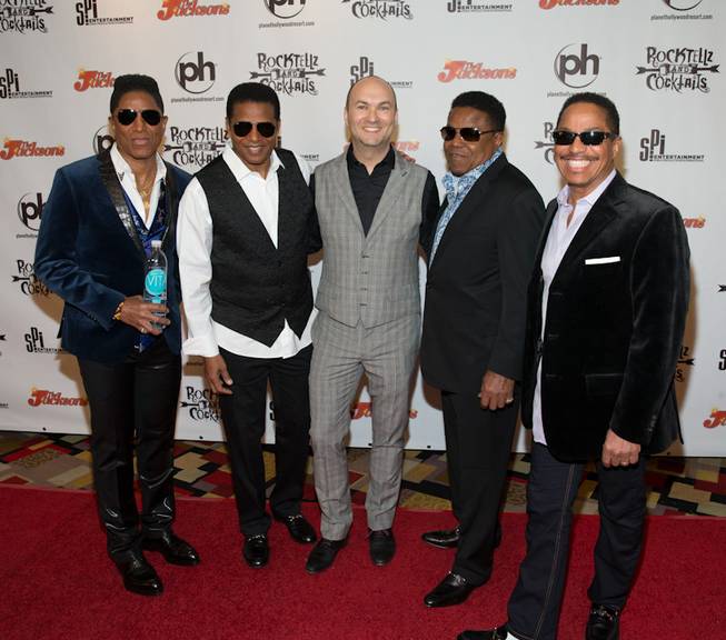 Producer Adam Steck is flanked by The Jacksons at the ...